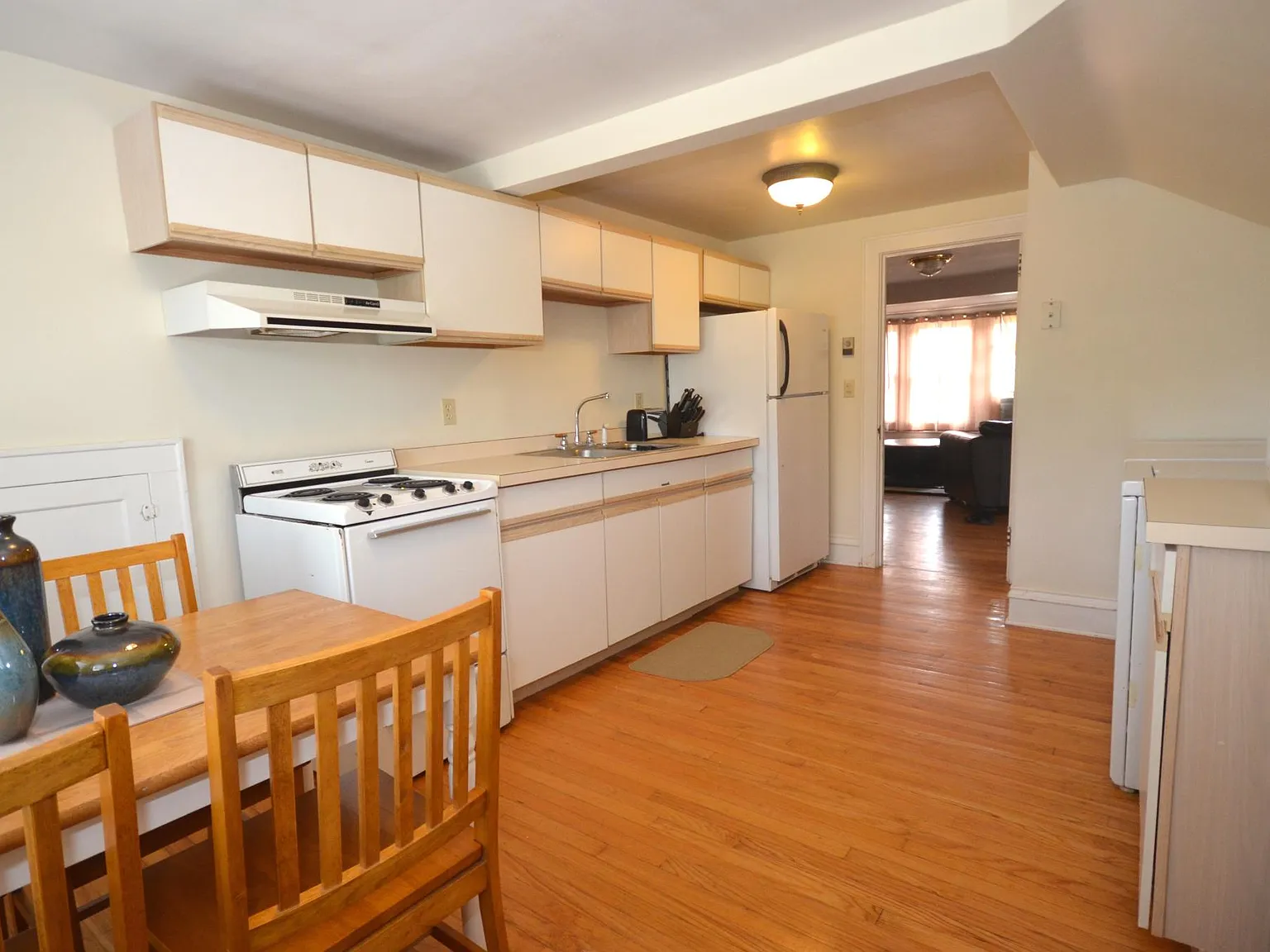 2 bed, 700 sqft, $1,100 — Photo 4