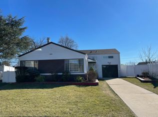 20 Peg Ct, Hicksville, NY 11801