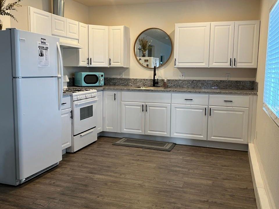 Kitchen comes with refrigerator and stove