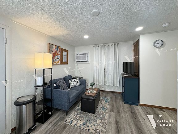 4th image of 2905 E Portland St
