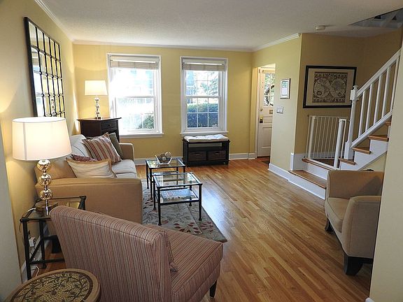 Living room w/ crown molding