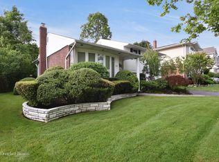 27 Laura Ln, Plainview, NY 11803