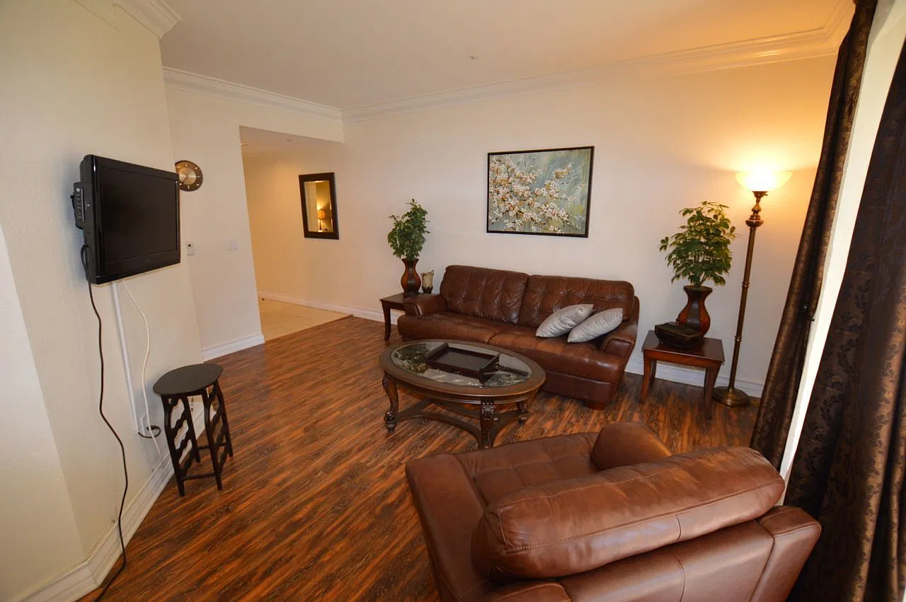 Meridian Luxury Condo W/Main Pool View. Utilities & Cable Services Not Included In Advertised Ren... — Photo 3