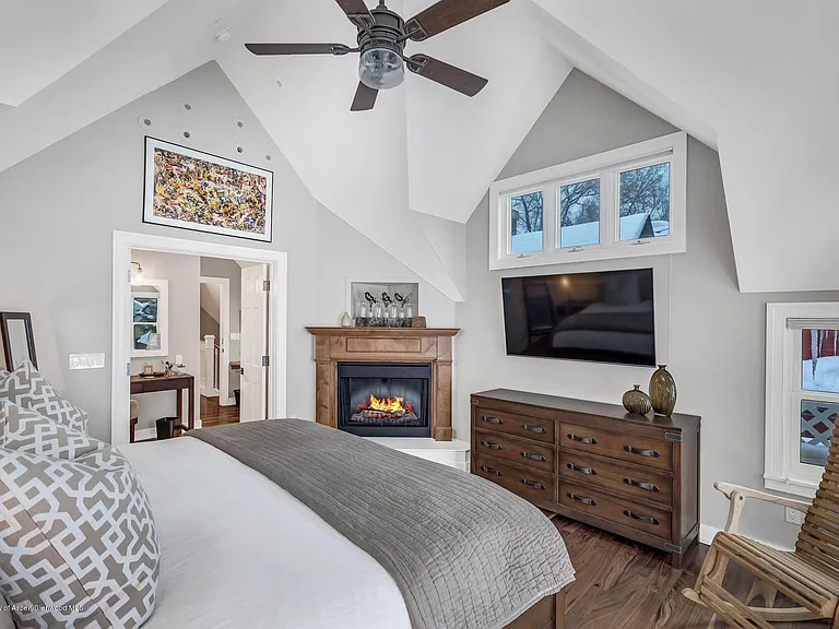 633 W Main St — Photo 2