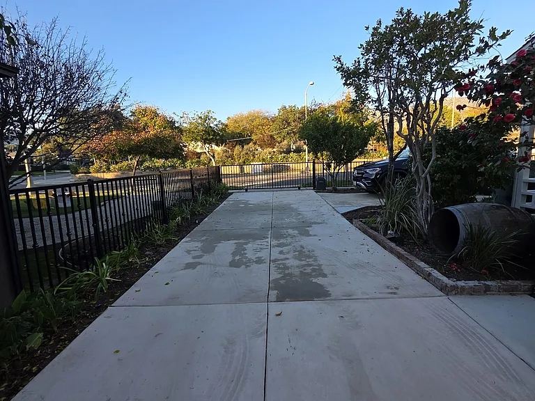 552 W Howard St — Photo 5