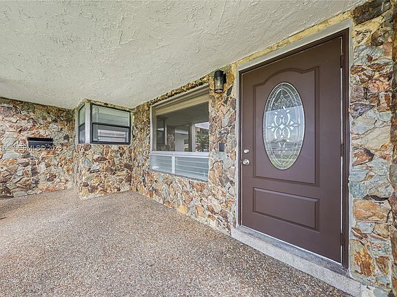 4th image of 820 NW 38th Ave