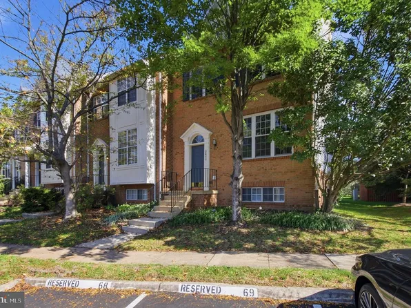 2411 Fieldcreek Dr, Herndon, VA 20171