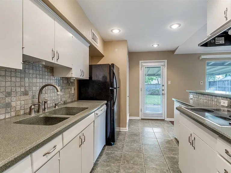 11353 Coral Hills Dr — Photo 6