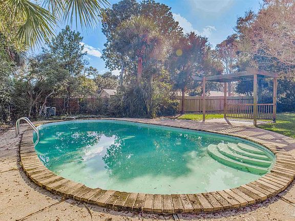 3rd image of 211 Pinetree Dr