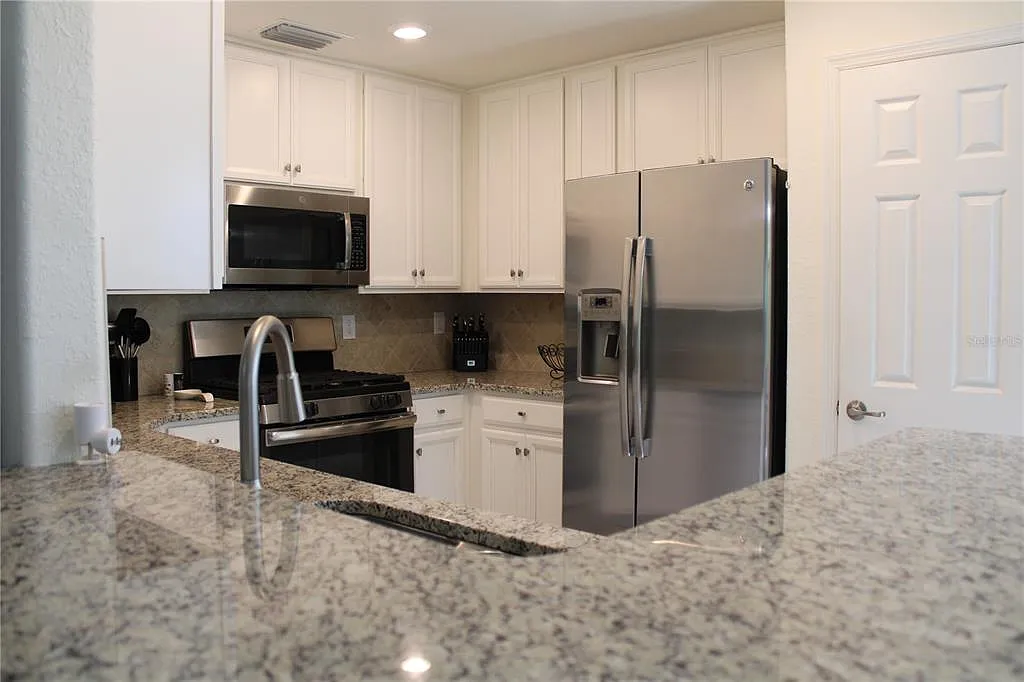 3 bed, 2.0 bath, 1741 sqft, $6,995 — Photo 3