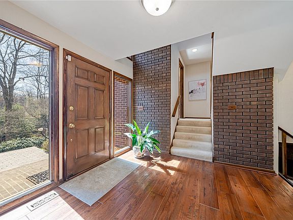 3rd image of 23 Hampshire Dr
