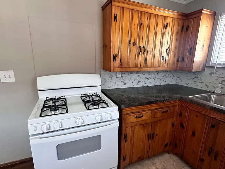 2102 Carlton Dr — Photo 5