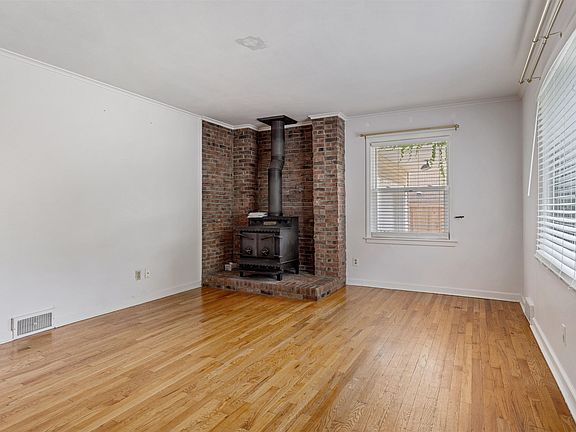 4th image of 809 N Rockford Ave