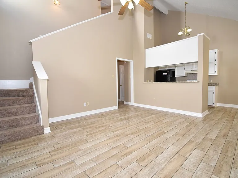460 E Maryland Ave — Photo 3