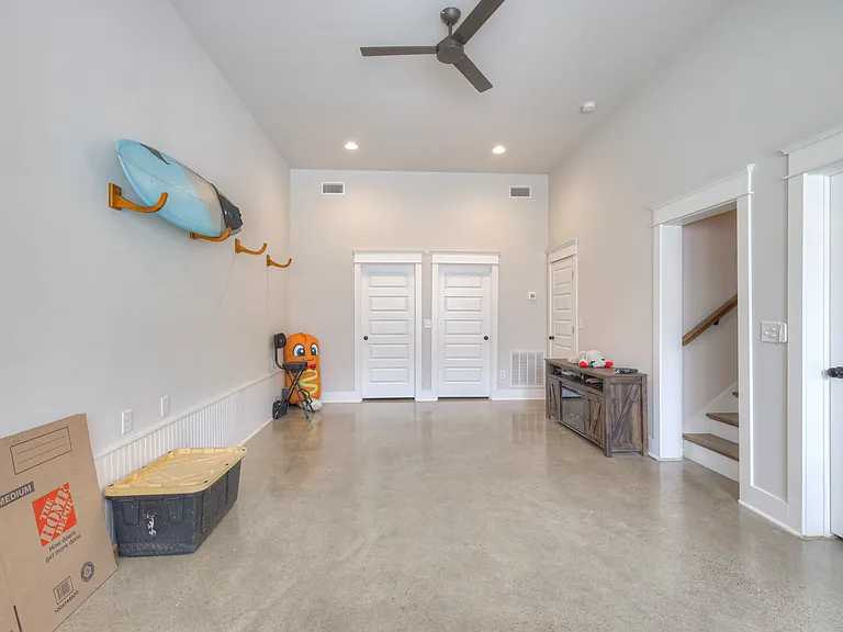 901 Curdwood Blvd — Photo 3