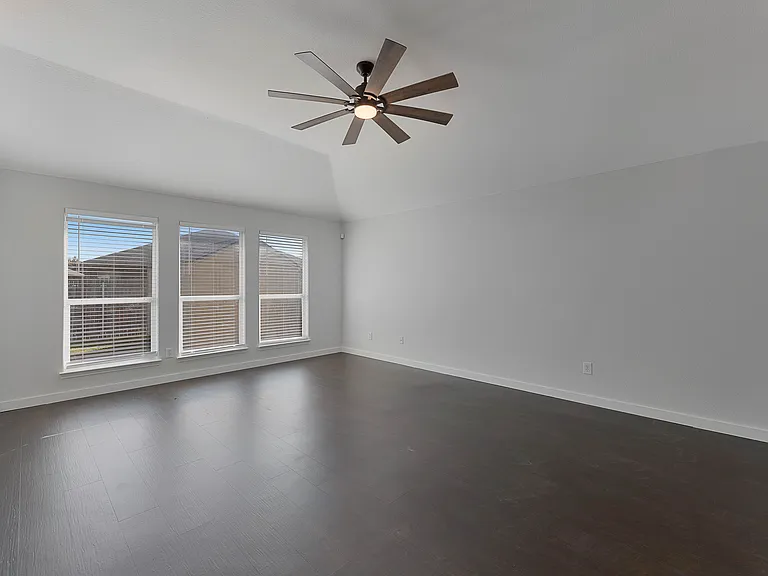605 Clearbrook St — Photo 4