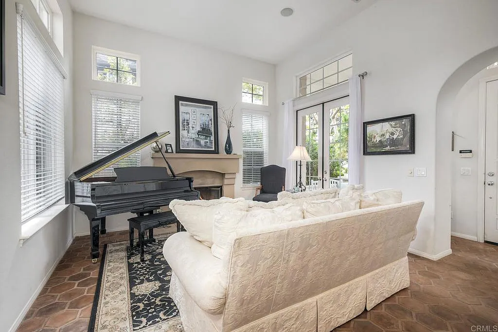 4 bed, 4.5 bath, 2938 sqft, $12,500 — Photo 3