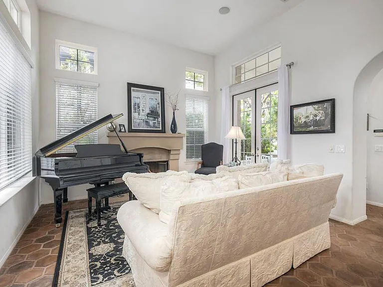 688 Cypress Hills Dr — Photo 3