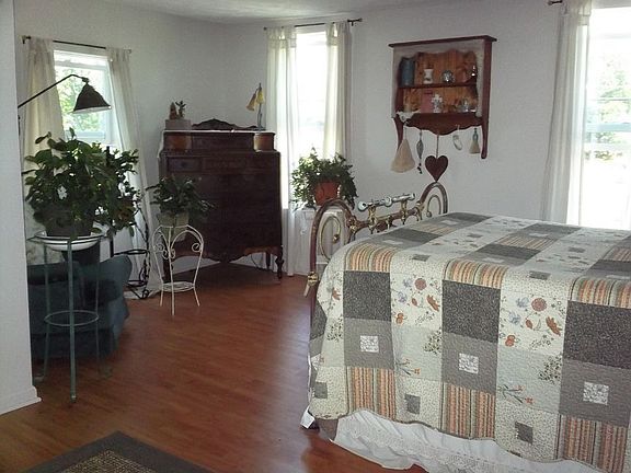 4th image of 517 Arbutus Ave