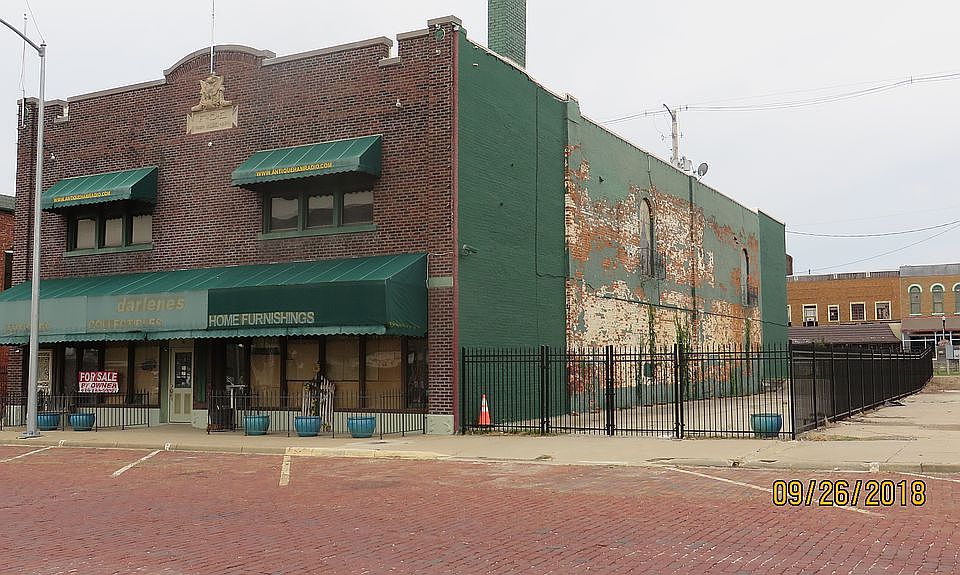 Front & north of 16 Scott 