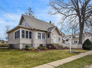 97 Overlook Rd, Cedar Grove, NJ 07009