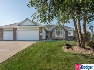 2105 Aberdeen Dr, Papillion, NE 68133