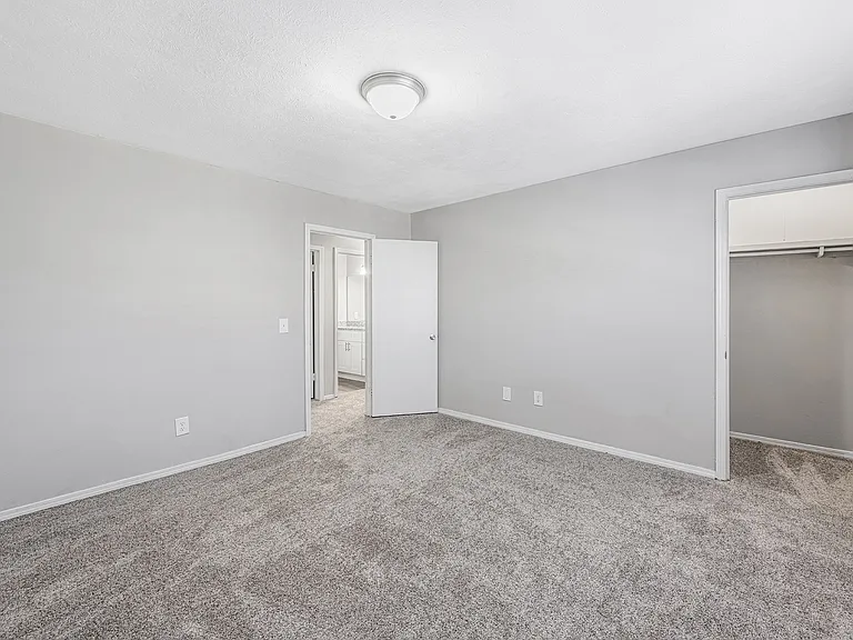 Regency Park Apartments — Photo 28