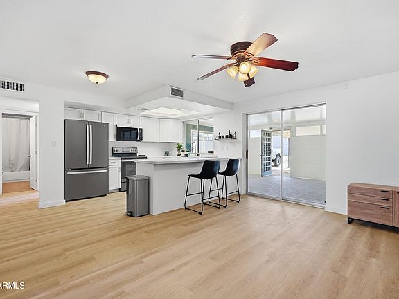 4th image of 556 N HOBSON Plaza
