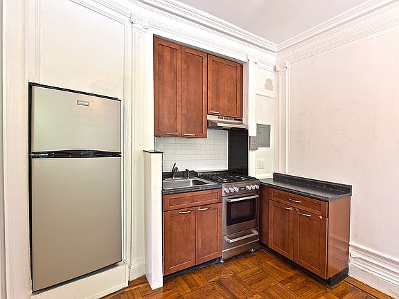 4th image of 226 3rd Ave #220