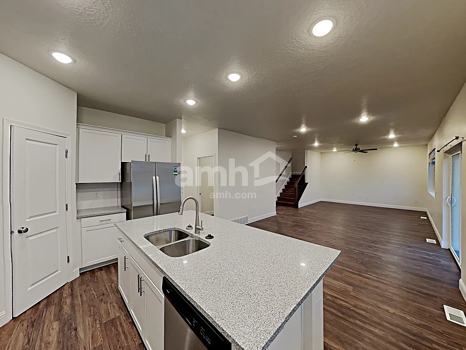 4 bed, 3.5 bath, 2455 sqft, $2,530 — Photo 4