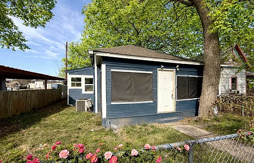 727 W Day St Photo 1