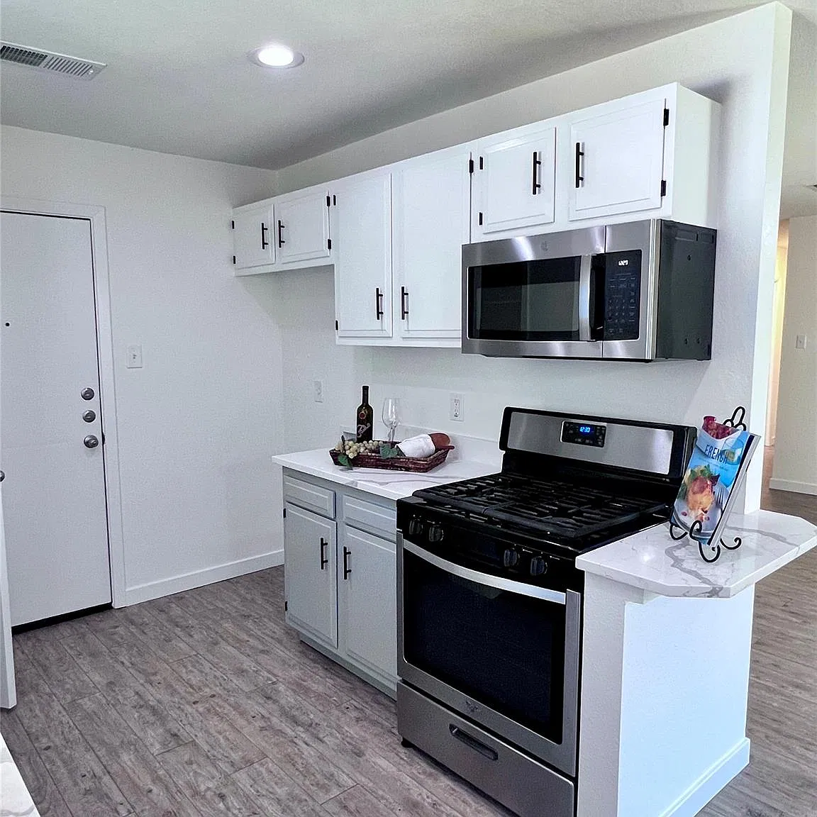 3 bed, 2.0 bath, 1098 sqft, $2,095 — Photo 3