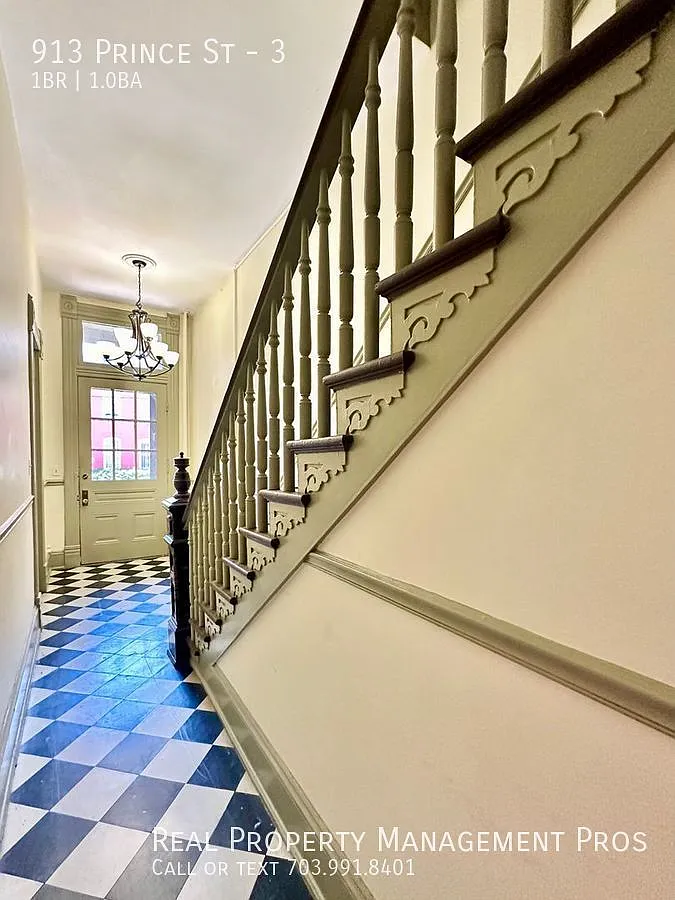Charming one bedroom condo in the heart of Old Town! Walk to metro and one block to King street! — Photo 2