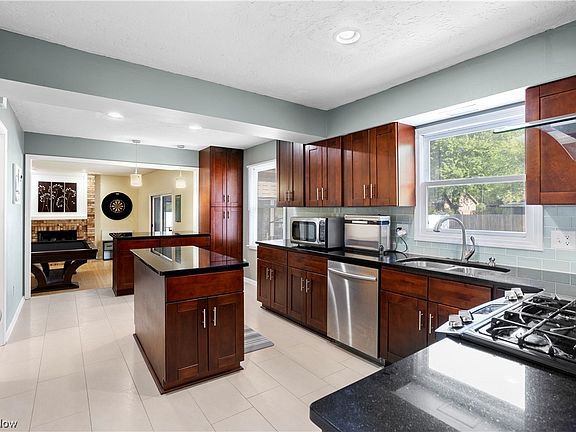 4th image of 24720 Wildwood Dr