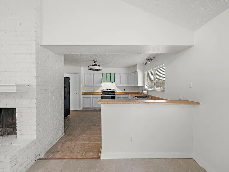 13815 Grosvenor St — Photo 12