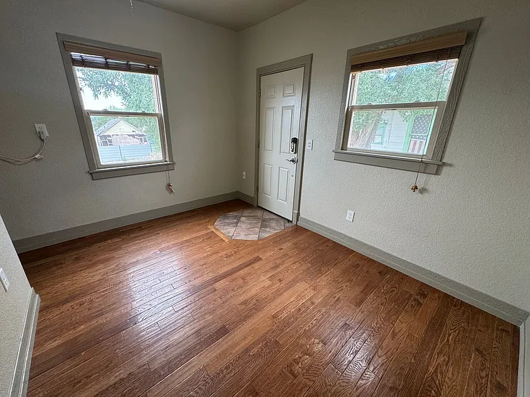 902 W 11th St #6 — Photo 3