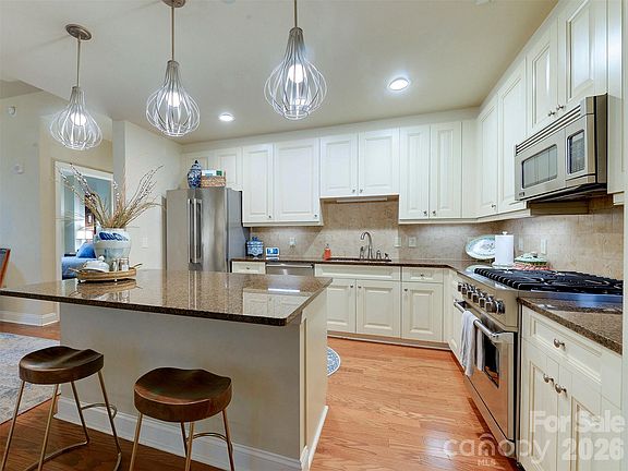 5th image of 701 Royal Ct #306