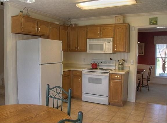 3rd image of 909 Thomastown Dr