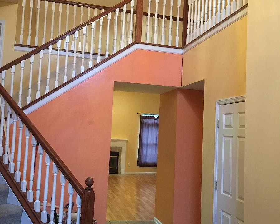 Foyer (has painted to neutral color)