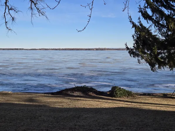Leonard Point Ln #12, Oshkosh, WI 54904