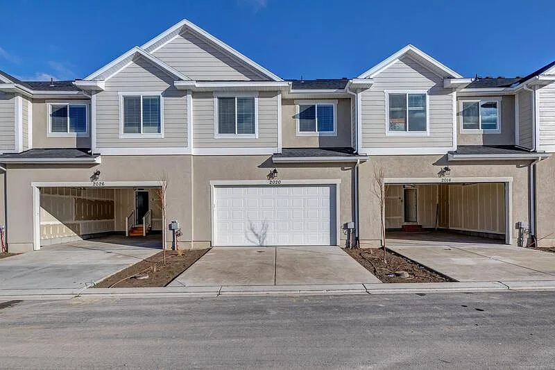 4 bed, 3.5 bath, 2400 sqft, $685 — Photo 3