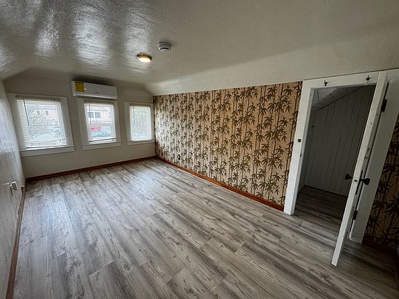 3rd image of 928 9th St #4