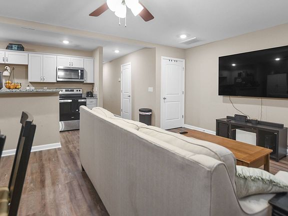 4th image of 135 Country Ln #104