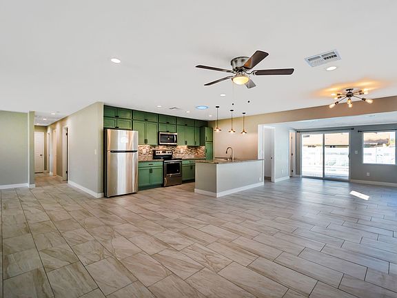 5th image of 302 E Manhatton Dr