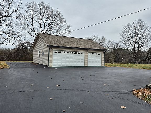 5th image of 704 Glenoaks Dr