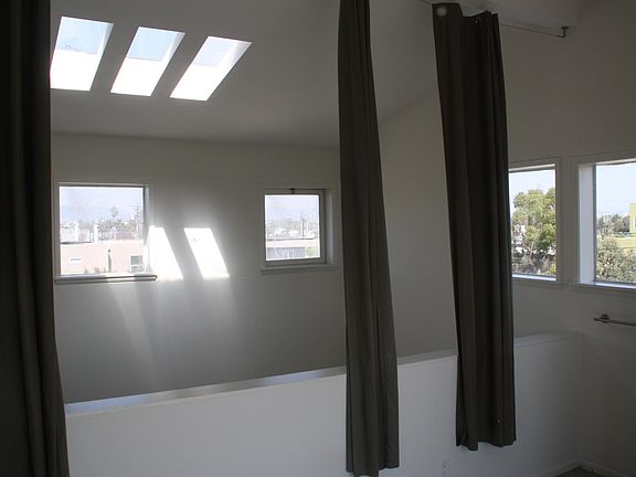 5th image of 209 N Venice Blvd APT 9
