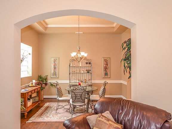 Tray ceiling and chair rail