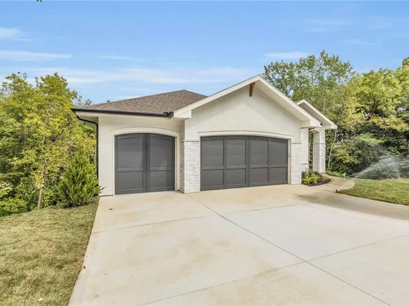 10404 River Hills Dr, Parkville, MO 64152