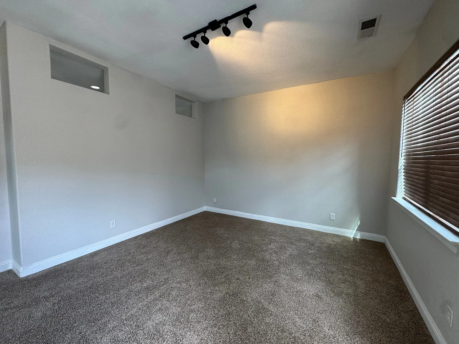 4 bed, 2.0 bath, 2248 sqft, $2,900 — Photo 3