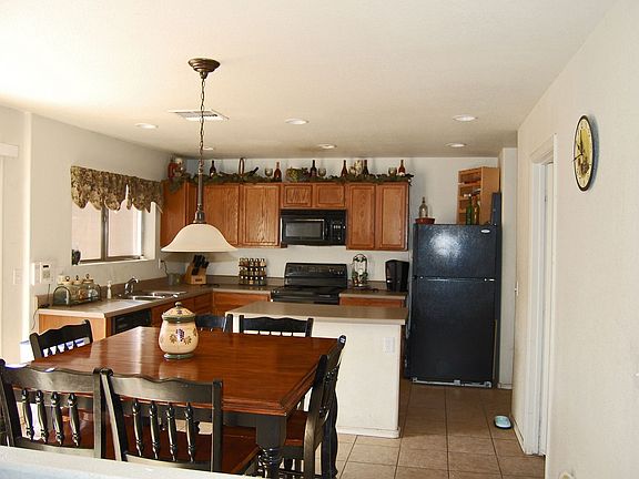 Kitchen & Dining